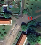 Foto: Schmutzkorb Gulli liegt auf Straße 